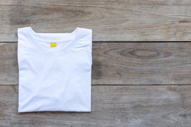 Renk T-Shirt gri ahşap tahta üzerinde Üstten Görünüm 