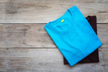 Renk T-Shirt gri ahşap tahta üzerinde Üstten Görünüm 