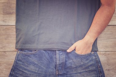 Üstten Görünüm kot pantolon cebinde el ve T-Shirt üzerinde gri ahşap pla renk