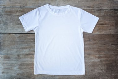 Renk T-Shirt gri ahşap tahta üzerinde Üstten Görünüm 