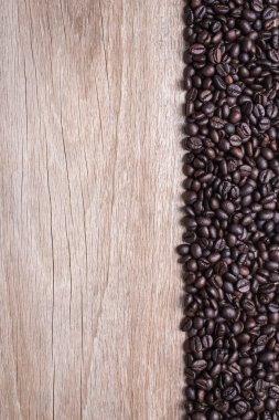 Ahşap zemin, boş alan o ile kompozisyon üzerine kahve çekirdekleri