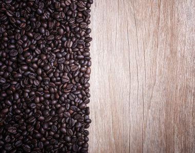 Ahşap zemin, boş alan o ile kompozisyon üzerine kahve çekirdekleri