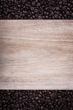 Ahşap zemin, boş alan o ile kompozisyon üzerine kahve çekirdekleri