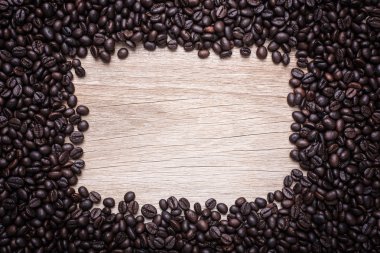 Ahşap zemin, boş alan o ile kompozisyon üzerine kahve çekirdekleri
