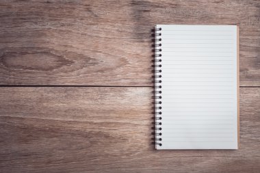 Not defteri / çizgili kağıt üzerinde ahşap masa Üstten Görünüm