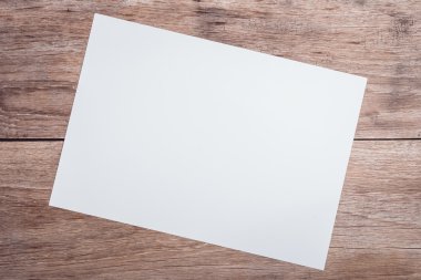 Boş beyaz kağıt üzerine ahşap masa Üstten Görünüm