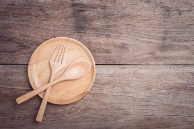 Ahşap tabak ve kaşık ahşap masa üstü göster