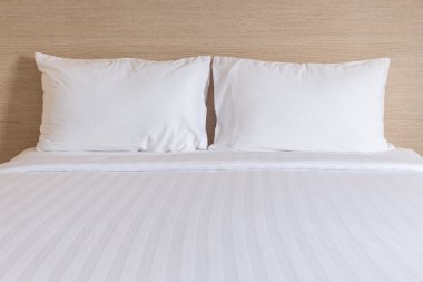 Beyaz çarşaf ve yastık otel odasında yatak takımları