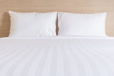 Beyaz çarşaf ve yastık otel odasında yatak takımları