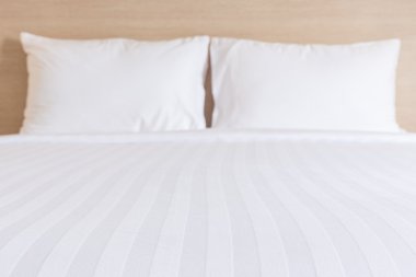 Beyaz çarşaf ve yastık otel odasında yatak takımları