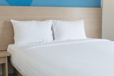Beyaz çarşaf ve yastık otel odasında yatak takımları