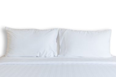 Beyaz çarşaf ve yastık otel odasında yatak takımları