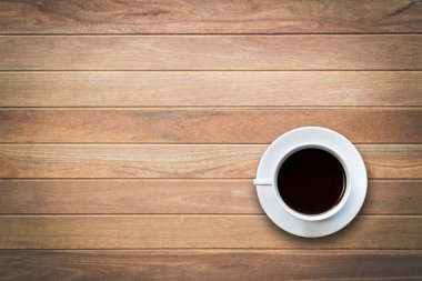 Ahşap masa üstü görüntüsü üzerinde beyaz kahve fincanı 