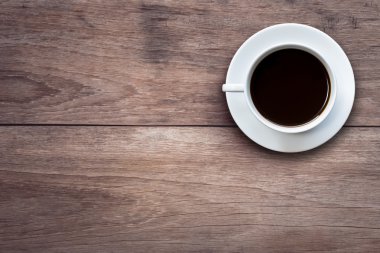 Ahşap masa üstü görüntüsü üzerinde beyaz kahve fincanı 