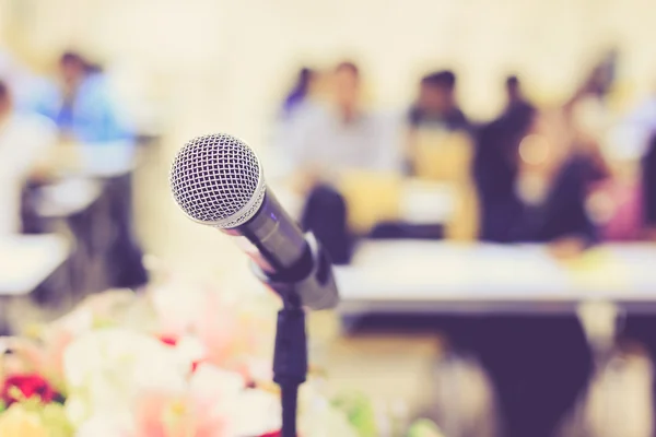 Microphone sur le bureau dans la salle de réunion avec des gens flous backgrou — Photo