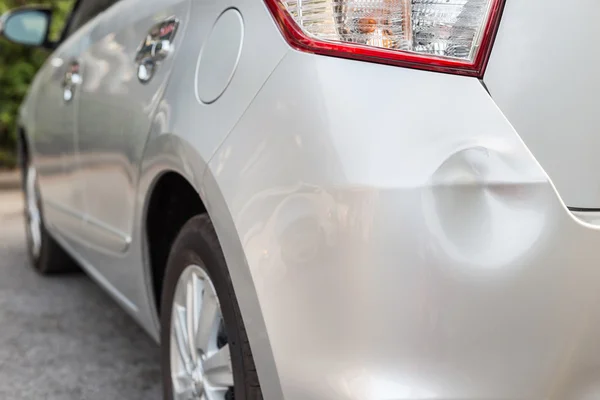 Achterkant van zilveren auto per ongeluk beschadigd raken — Stockfoto