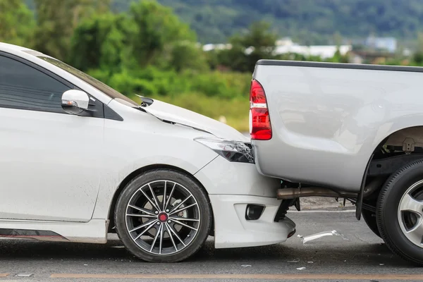 通りで 2 台の車の事故車 — ストック写真