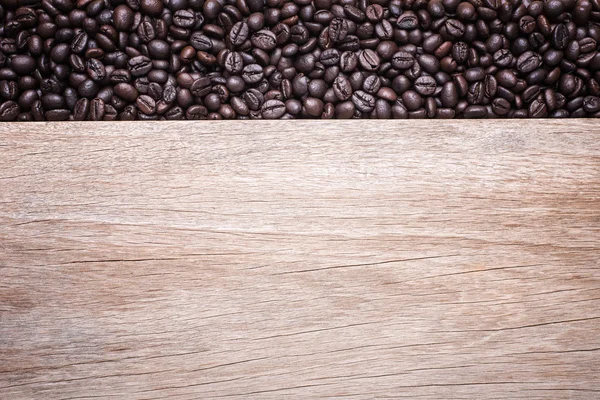 Grains de café sur fond bois, Composition avec espace libre o — Photo
