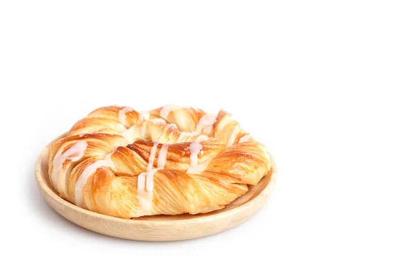 Close up pastelaria dinamarquesa em prato de madeira isolado em branco — Fotografia de Stock