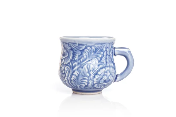 Close up tazza di ceramica blu isolato su bianco — Foto Stock