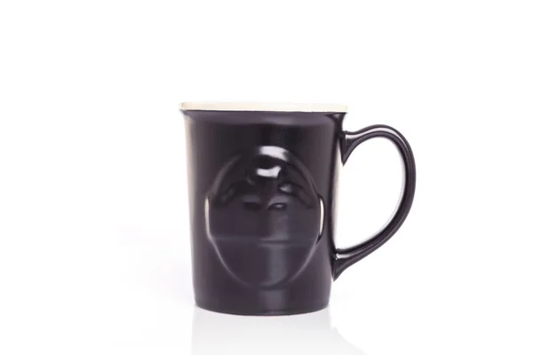 Close up copo de cerâmica preta isolado em branco — Fotografia de Stock