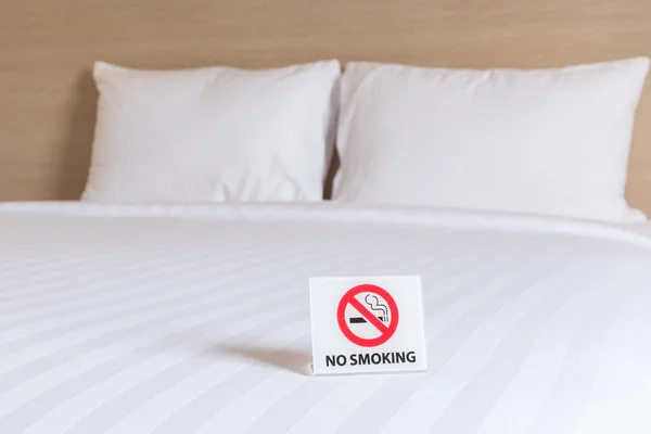 NO FUMO Segno sul letto in camera d'albergo — Foto Stock