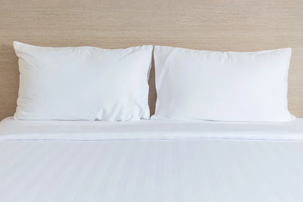 White bedding sheets and pillow in hotel room — Stock Photo, Image