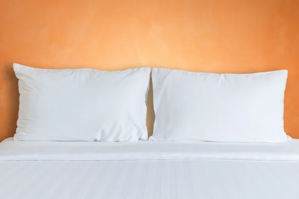 White bedding sheets and pillow in hotel room — Stock Photo, Image