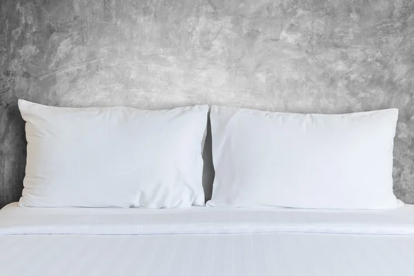 Linge de lit et oreiller blancs dans la chambre d'hôtel — Photo