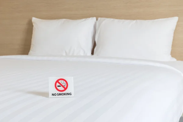 Не курить Знак на кровати в номере отеля — стоковое фото