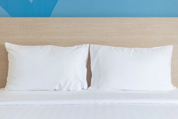 Biancheria da letto bianca e cuscino in camera d'albergo — Foto Stock