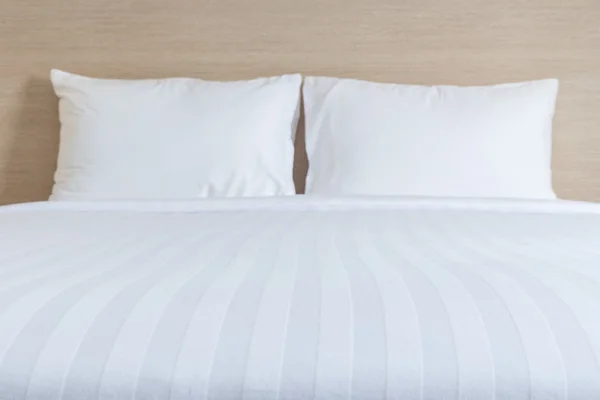 Linge de lit et oreiller blancs dans la chambre d'hôtel — Photo