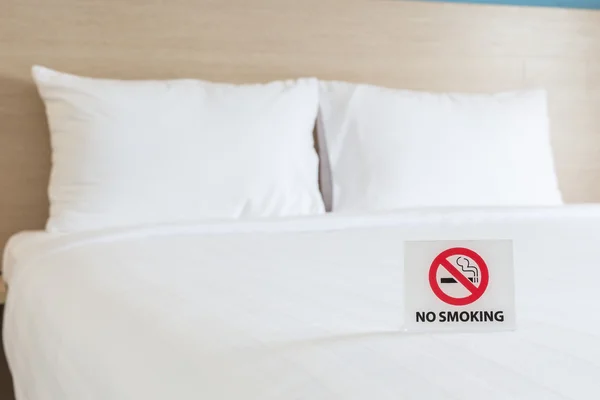 Výstraha-zákaz kouření v posteli v hotelovém pokoji — Stock fotografie