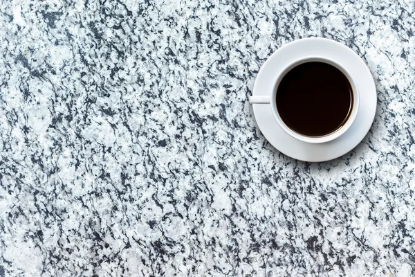 Weiße Kaffeetasse auf Stein Tisch Hintergrund Ansicht von oben — Stockfoto