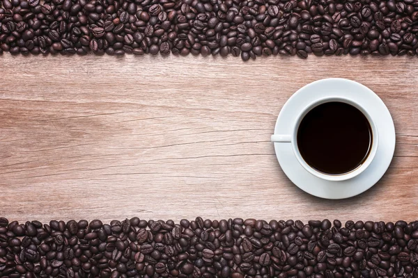 Taza de café blanco en la mesa de madera vista superior — Foto de Stock