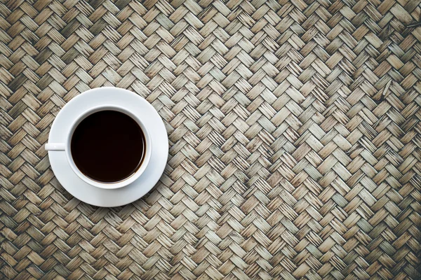 Белая чашка кофе на деревянном столе вид сверху — стоковое фото