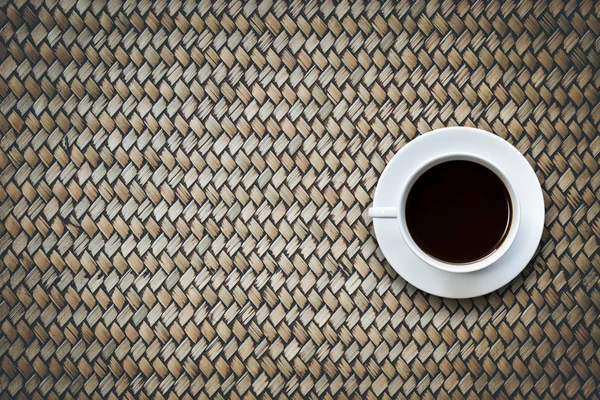 Weiße Kaffeetasse auf hölzerner Tischplatte — Stockfoto