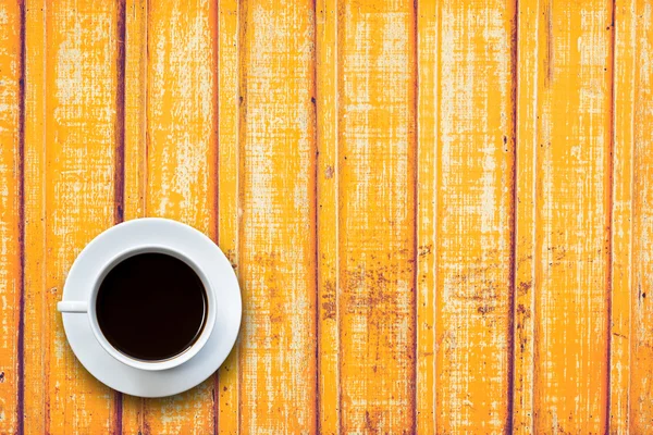 Белая чашка кофе на деревянном столе вид сверху — стоковое фото