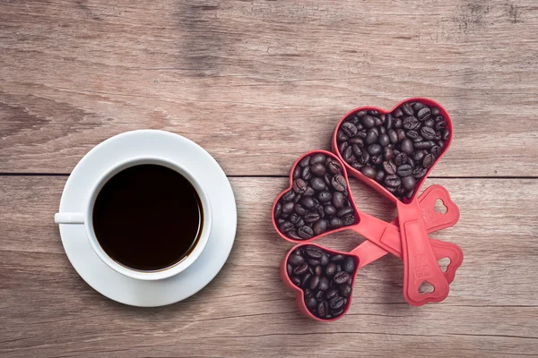 Weiße Kaffeetasse auf hölzerner Tischplatte — Stockfoto