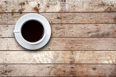 Ahşap masa üstü görüntüsü üzerinde beyaz kahve fincanı 