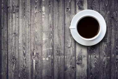 Ahşap masa üstü görüntüsü üzerinde beyaz kahve fincanı 