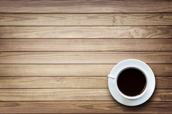 Copo de café branco na mesa de madeira vista superior — Fotografia de Stock