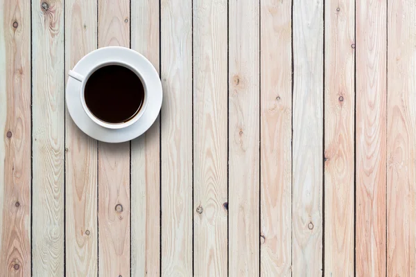 나무 테이블 상단 보기에 화이트 커피 컵 — 스톡 사진