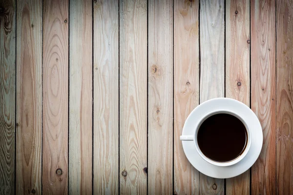 Taza de café blanco en la mesa de madera vista superior — Foto de Stock