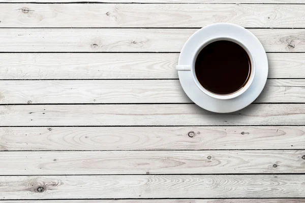 Taza de café blanco en la mesa de madera vista superior — Foto de Stock