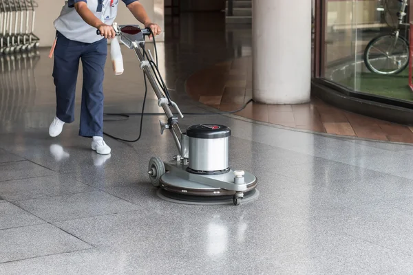 Wanita membersihkan lantai dengan mesin polishing — Stok Foto