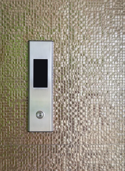 Przycisk srebrny winda na ścianie — Zdjęcie stockowe