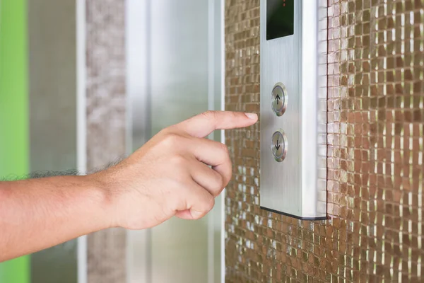 Hand trycka silver spärrknappen — Stockfoto