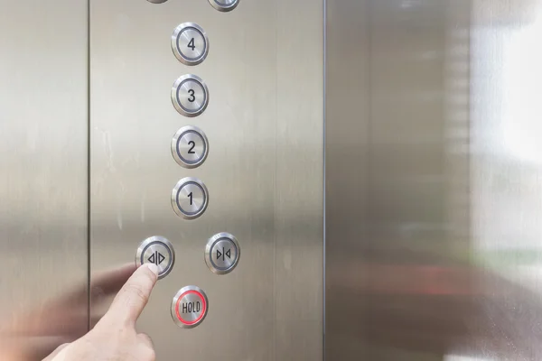 Pulsando el botón plata ascensor — Foto de Stock