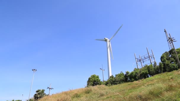 푸른 하늘 배경의 풍력 터빈 — 비디오